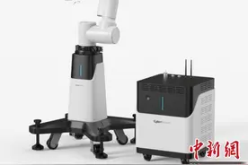 中国团队研发脑机接口机器人 可植入比头发丝更细更软柔性微电极图片