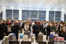 首列经格库铁路进出新疆列车自7月1日起开行图片