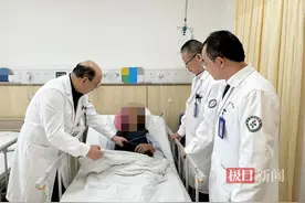 老人连吃3个柿子引发肠梗阻，专家团队一根导管解危机图片