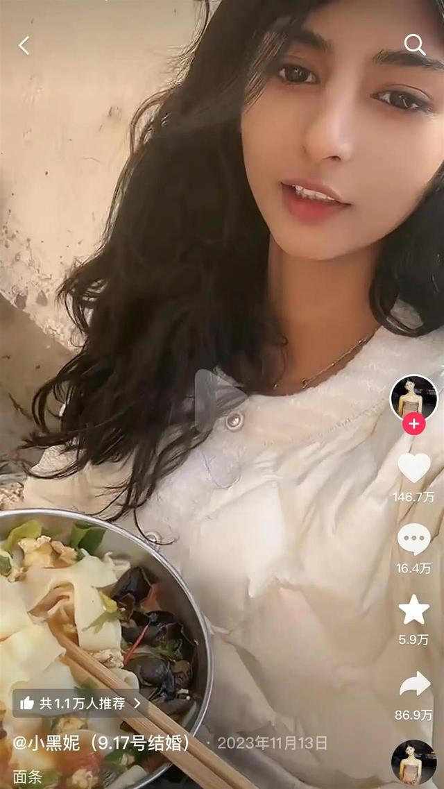 网红“小黑妮”结婚现场带货，介绍产品时直播间被封，网友质疑借流量圈钱
