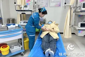 吃东西卡喉莫用土方法 海姆立克法正确施救指南图片