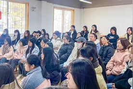 弹唱儿歌、讲儿歌故事，高校“幼教式”美育思政课受追捧图片