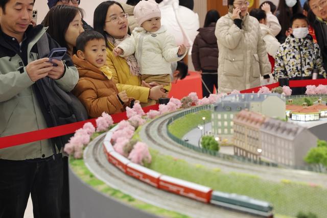 讲述中国火车的历史与荣光，在上海，“火车迷”大饱眼福！