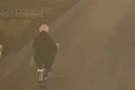 上海一女子边骑车边“洒钱”，刚发的7700元工资都没了！自己还没发现图片