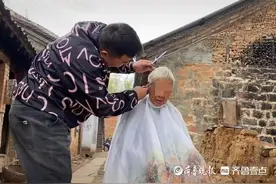 关注留守老人，河南一理发师免费为上千名乡村老人理发图片