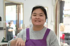 十一年的坚守，1400元/月的房租，喊话明星为其理发……发型师晓华走红网络的背后图片