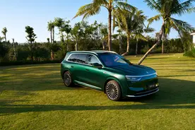 鸿蒙智行连续“出牌”！新款问界M9、M8开启预售图片