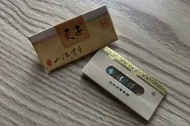 烟卡“迷住”小学生：追捧“和天下”香烟，商家百元打包卖图片