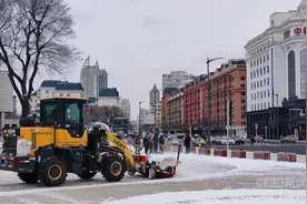 哈市主干街路积雪清理完毕丨出动清冰雪作业人员8万余人次，清运积雪1.1万余车次图片