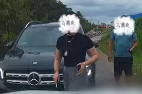 “亮证逼迫让路”奔驰女被曝亮的是假证，律师：伪造国家机关证件，情节严重可能触犯刑法图片