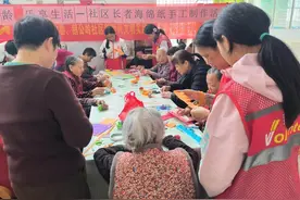 平湖街道鹅公岭社区开展长者海绵纸手工制作活动图片