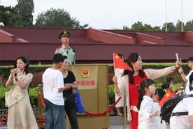 天安门哨兵：我的哨位被幸福包围着图片