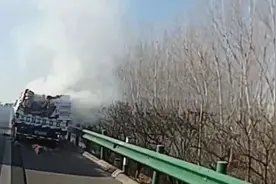 白烟滚滚，民警开“火”车狂奔！网友：那一刻，他像极了侠客图片