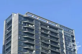 风太大了？杭州刚交付3个月的小区，顶楼玻璃突然脱落！图片