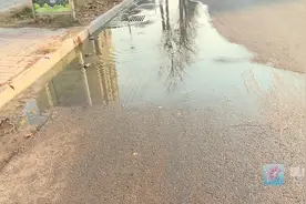 亳州一路边窨井哗哗冒水，臭气难闻！图片