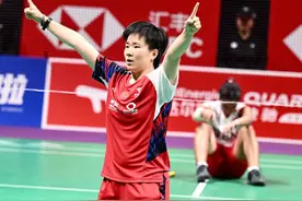 夺冠时刻！国羽女队捧起尤伯杯｜图集图片