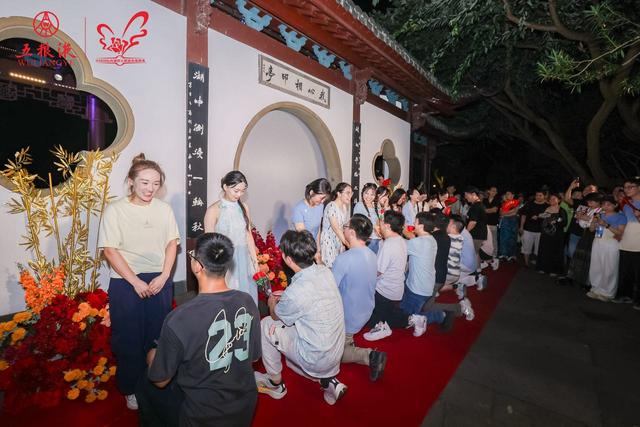 昨夜的西湖边，浪漫与爱潮涌，77对有情人赴玫瑰婚典