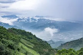 突然“爆红”的哀牢山是什么山？图片