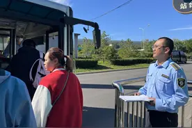 国庆我在岗 | “最忙线路”调度员让接驳线高效转起来图片