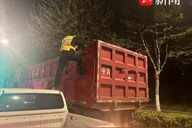 大货车偷运建筑垃圾谎称运输石子，“警城联动”依法查处图片