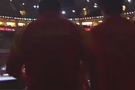 王楚钦开局不利，王皓带他去换了件球衣，然后……图片