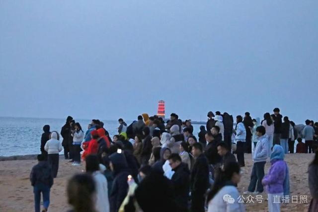 今晨5时41分，日照海边挤满了人！