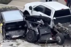 特斯拉Cybertruck遭撞击断裂成两截，Rivian CEO解析电车行业：中国领跑，美国追赶｜海外日报图片