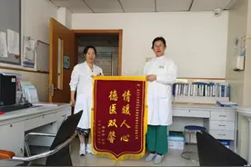 患者家属送锦旗致谢乳山市中医院妇产科医护团队图片