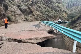 女游客新疆自驾突遇泥石流，车被冲到路边一侧悬空，当地紧急救援图片