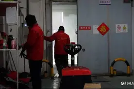 一秒切换夏冬，零下18度的冷库，工人们穿棉袄棉裤打理货物图片