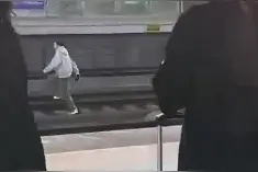 余姚高铁站一女子横穿铁轨被行驶列车撞伤，回应：生命体征平稳图片