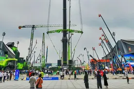 工程机械竞秀“肌肉”图片