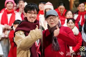 《汉阳门花园》火上央视 记者昨日连线冯翔时 他正在带娃图片