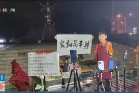 新闻现场 | 对话新闻当事人：带娃摆摊的独臂爸爸图片