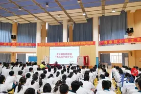 从“鬼马”调皮学生到中大教授，黄天骥回母校讲学“牢记任重致远”图片