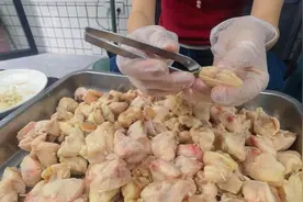 鱼眼·观察丨90后女生直播拔毛月入20万！从鸡屁股逆袭看地方美食破圈新范式图片