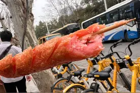 追踪淀粉肠“塌房”|多家生产商与骨泥肠割席，小摊贩：近几天生意未受影响图片