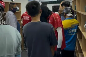 21现场｜刘强东的外卖店爆单了：挤满外卖员，有人忍痛取消8单图片