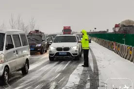 受降雪影响 蚌埠境内高速公路上道口封闭图片