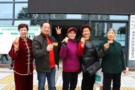 主打“听劝”！雅安已为老人免费办理“10万+”张乘车卡图片