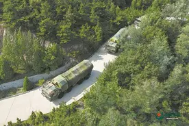 军营观察丨红蓝互换，淬炼“新的我们”图片