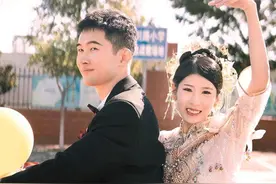 公共交通工具变身浪漫婚车 低碳接亲成年轻人结婚新潮流图片