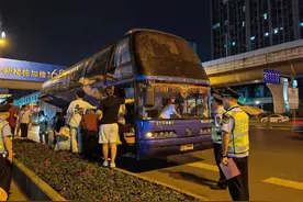 外省籍包车“跨界”营运频发 成都交通执法开展“抄底”整治图片