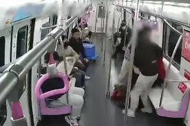 地铁一对男女大打出手双双被拘，起因竟是…网友炸了图片