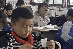 老师给班上同学写的小纸条火了！这些老师太暖了……图片