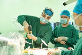 用科技啃下“硬骨头”！江苏“智造”，让骨科手术机器人“手脑并用”图片