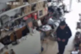 老人借用厕所后往菜盆倒尿 网友：可能只是老年痴呆图片