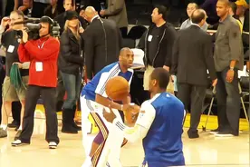 顶级球员的球感有多好？库里热身运球失误发现地板有问题！视频封面