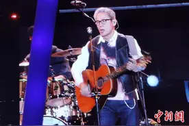 罗大佑，穿过雨水的光阴的故事图片