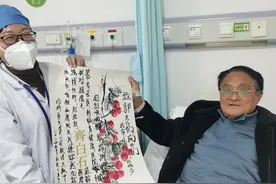 重度慢阻肺规范治疗后，八旬老人中气十足地诵诗致谢医护图片